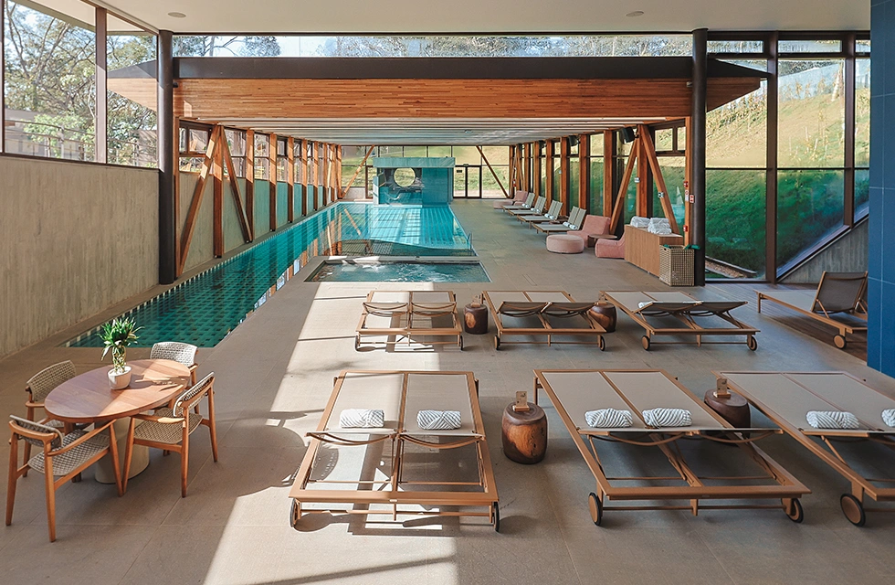 piscina interna do resort clara arte