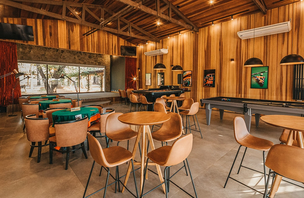 mesas e cadeiras do pub clara dourado